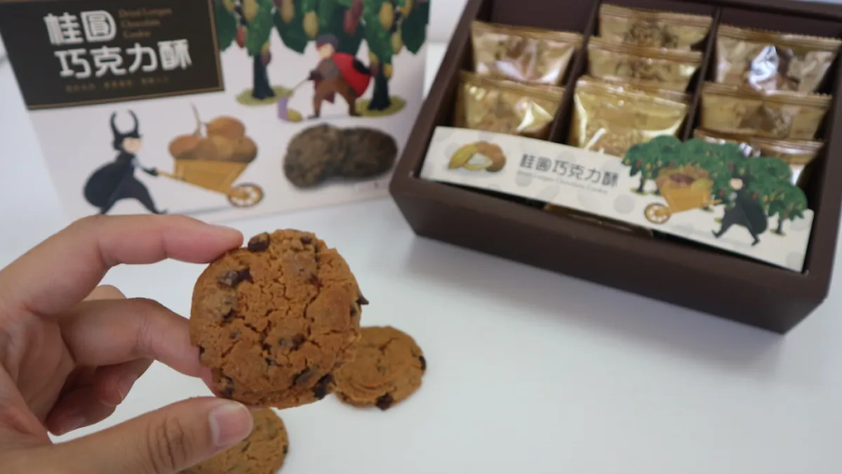 台中市霧峰農會跟在地代工廠共同研發出「桂圓巧克力酥」。(圖/臺中市政府提供)