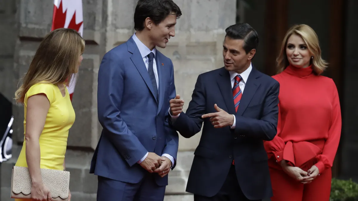 美國總統川普揚言退出《北美自由貿易協定》(NAFTA),加拿大總理杜魯道(左2)與墨西哥總統潘尼亞涅托(右2)面臨嚴峻考驗。(美聯社)