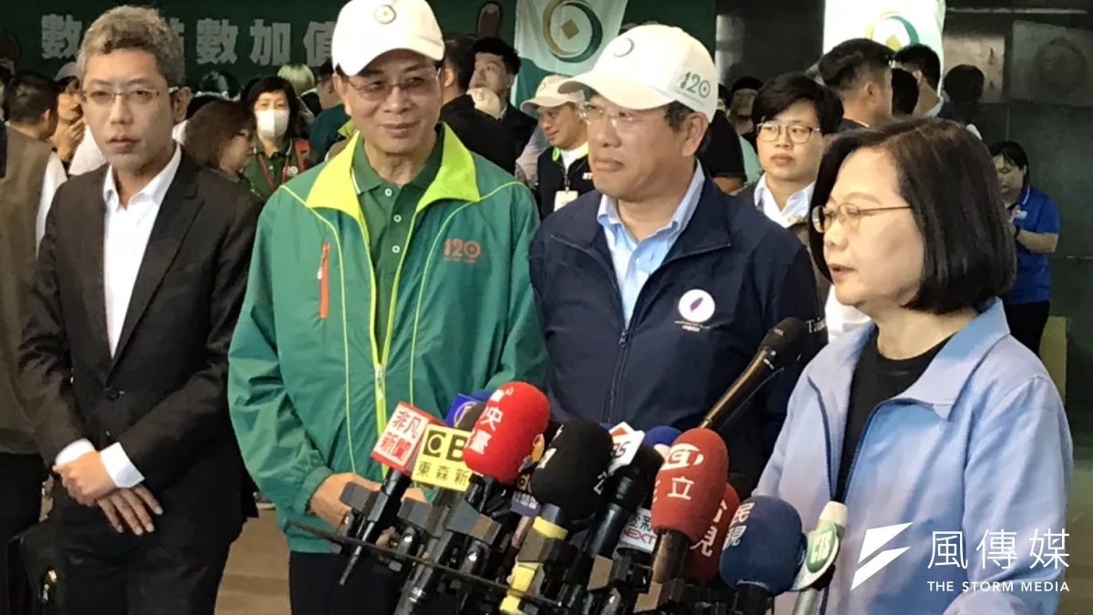 總統蔡英文(右一)9日出席「第一銀行120周年系列活動」員工運動大會暨愛心園遊會。(黃信維攝)