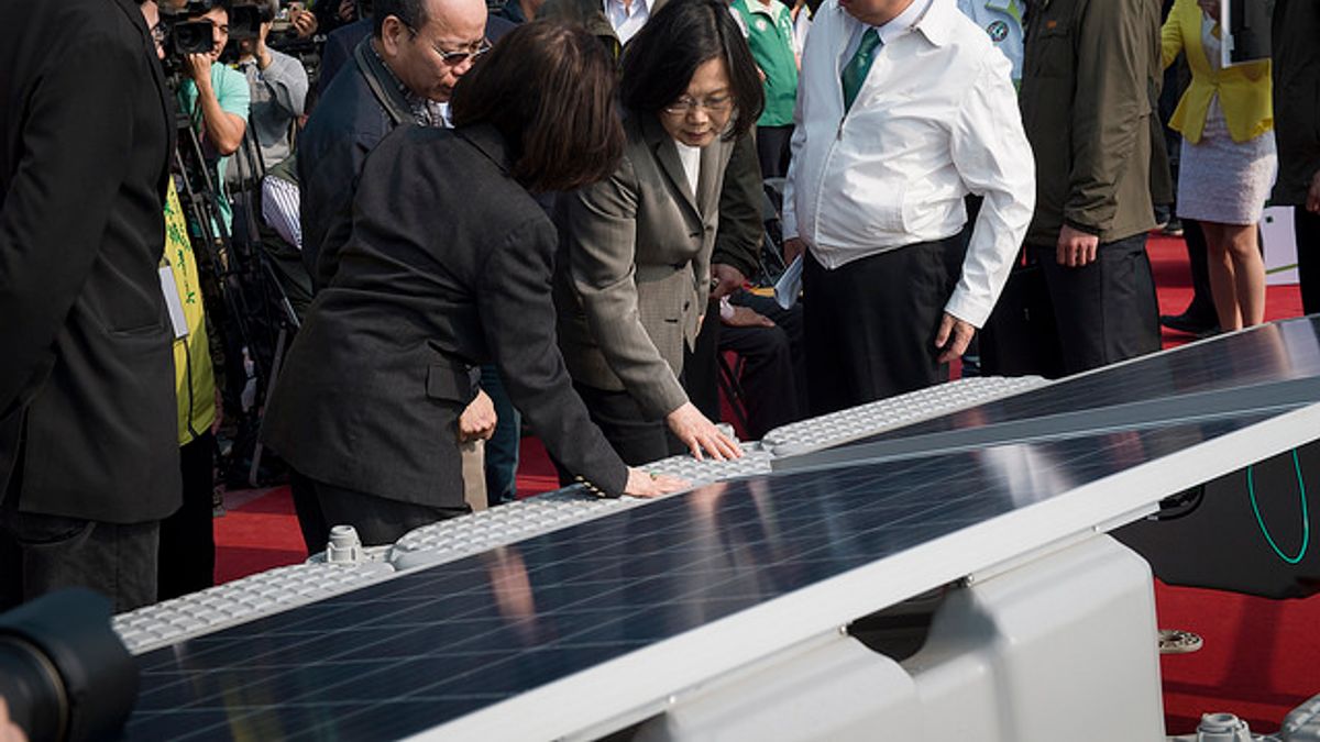 2017.03.28總統參訪「埤塘光電綠能計畫」。(圖/總統府@flickr) 2017.03.28總統參訪「埤塘光電綠能計畫」。(圖/總統府@flickr)