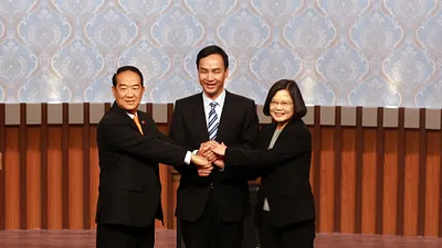 總統候選人第一場電視辯論會讓美豬議題浮上檯面。圖為宋楚瑜、朱立倫、蔡英文。(公視)