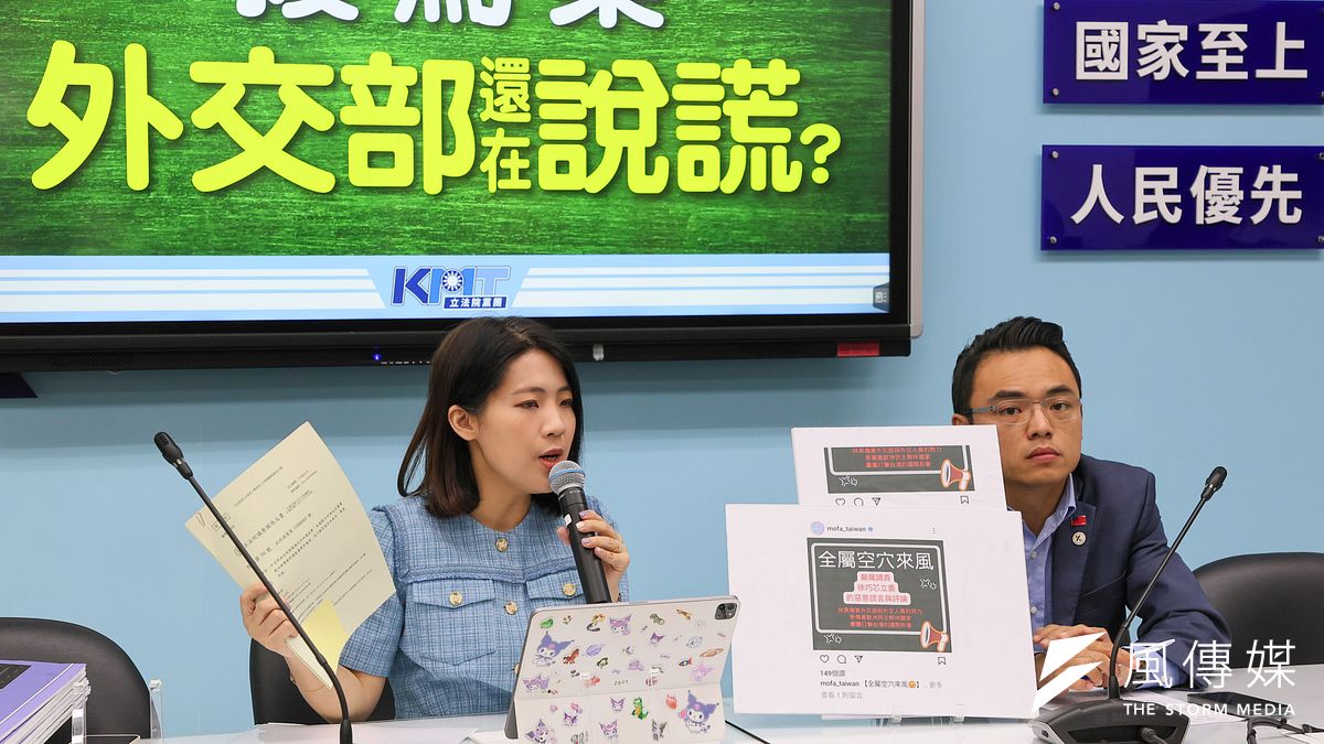 國民黨立委徐巧芯(左)、洪孟楷(右)召開「援烏案,外交部還在說謊?」記者會。(顏麟宇攝) 國民黨立委徐巧芯(左)、洪孟楷(右)召開「援烏案,外交部還在說謊?」記者會。(顏麟宇攝)