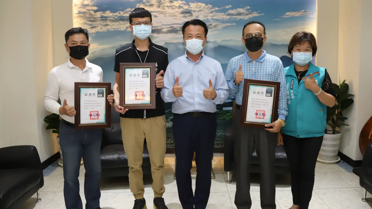 嘉義市福安王爺慈善會贊助微型傷害保險,幫助弱勢家庭,由縣長翁章梁頒發感謝狀。(圖/嘉義縣政府社會局提供)