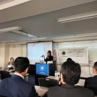 東京で開催された「第16回アジアの民主化を促進する東京集会」において、在日台湾同郷会は中国共産党による軍事的威圧や越境的弾圧に重大な懸念を表明し、台湾およびアジア各国の未来はそれぞれの人民自身の自由な意思によって決定されるべきだと訴えた。(写真/在日台湾同郷会提供) 東京で開催された「第16回アジアの民主化を促進する東京集会」において、在日台湾同郷会は中国共産党による軍事的威圧や越境的弾圧に重大な懸念を表明し、台湾およびアジア各国の未来はそれぞれの人民自身の自由な意思によって決定されるべきだと訴えた。(写真/在日台湾同郷会提供)