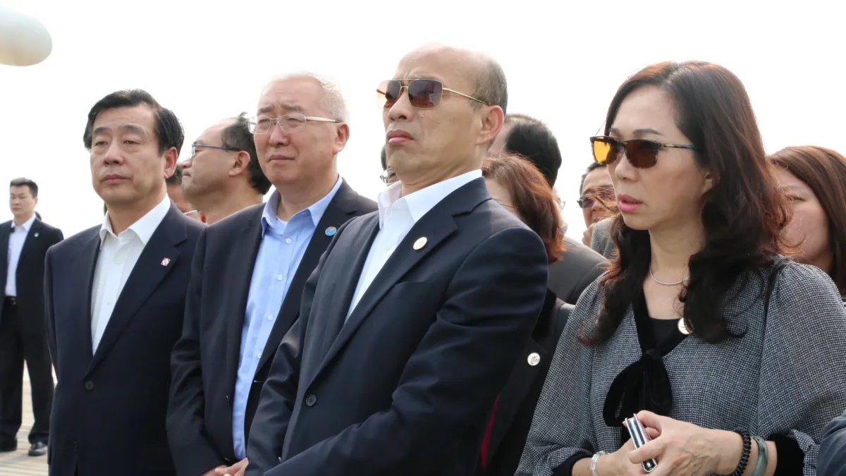 廈門採購簽約儀式之前,韓國瑜第一站則來到國際郵輪中心及廈門規劃館參訪,由廈門港口局長吳順彬說明廈門港區布局。(高雄市政府提供)