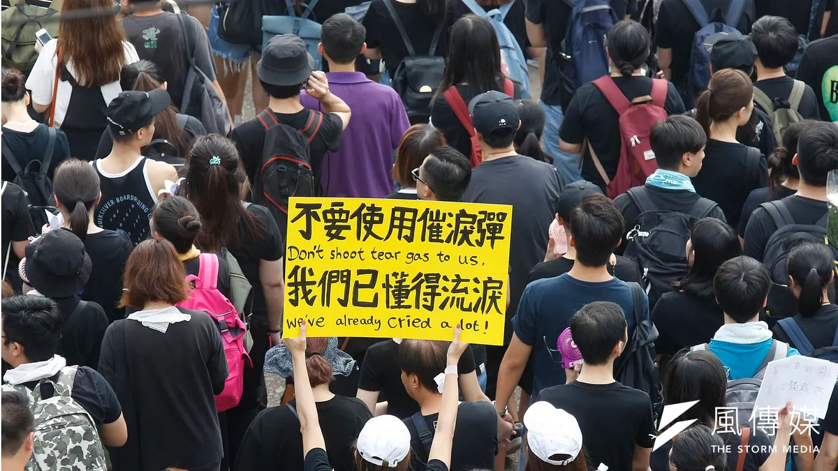 「不要使用催淚彈,我們已懂得流淚」 2019年香港「反送中」大遊行。(新新聞郭晉瑋攝) 「不要使用催淚彈,我們已懂得流淚」 2019年香港「反送中」大遊行。(新新聞郭晉瑋攝)