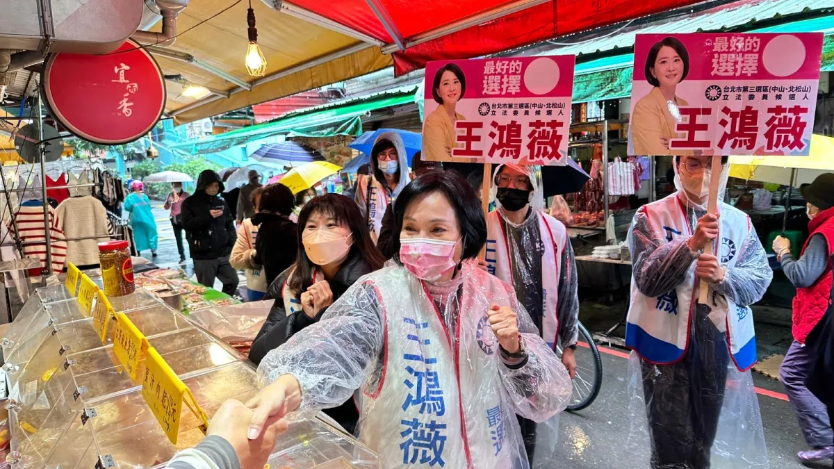 國民黨智庫執行長柯志恩、高雄市議員李雅靜,今赴台北長春市場掃街拜票。(圖/高市議員李雅靜服務處提供)