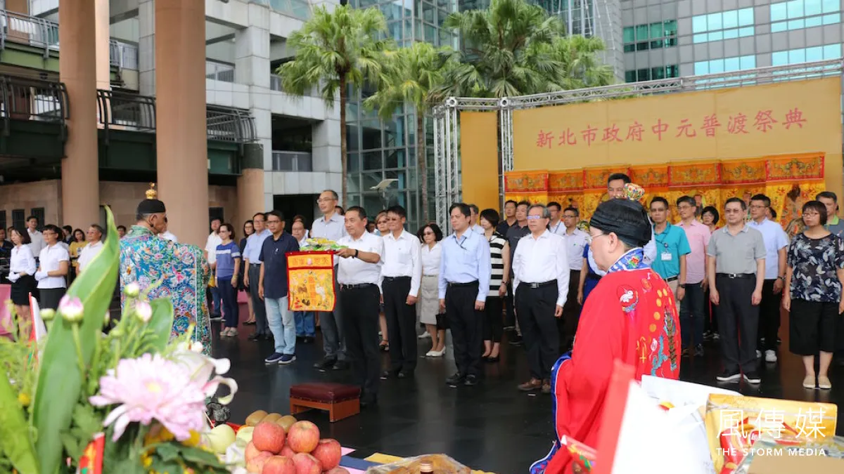 新北市長侯友宜率市府機關首長及員工舉行中元普渡祭典,在三包乖乖上寫下「地牛乖乖不翻身」、「颱風乖乖不入境」及「風神雷神乖乖不吵架」,為市民祈福。(圖/李梅瑛攝)