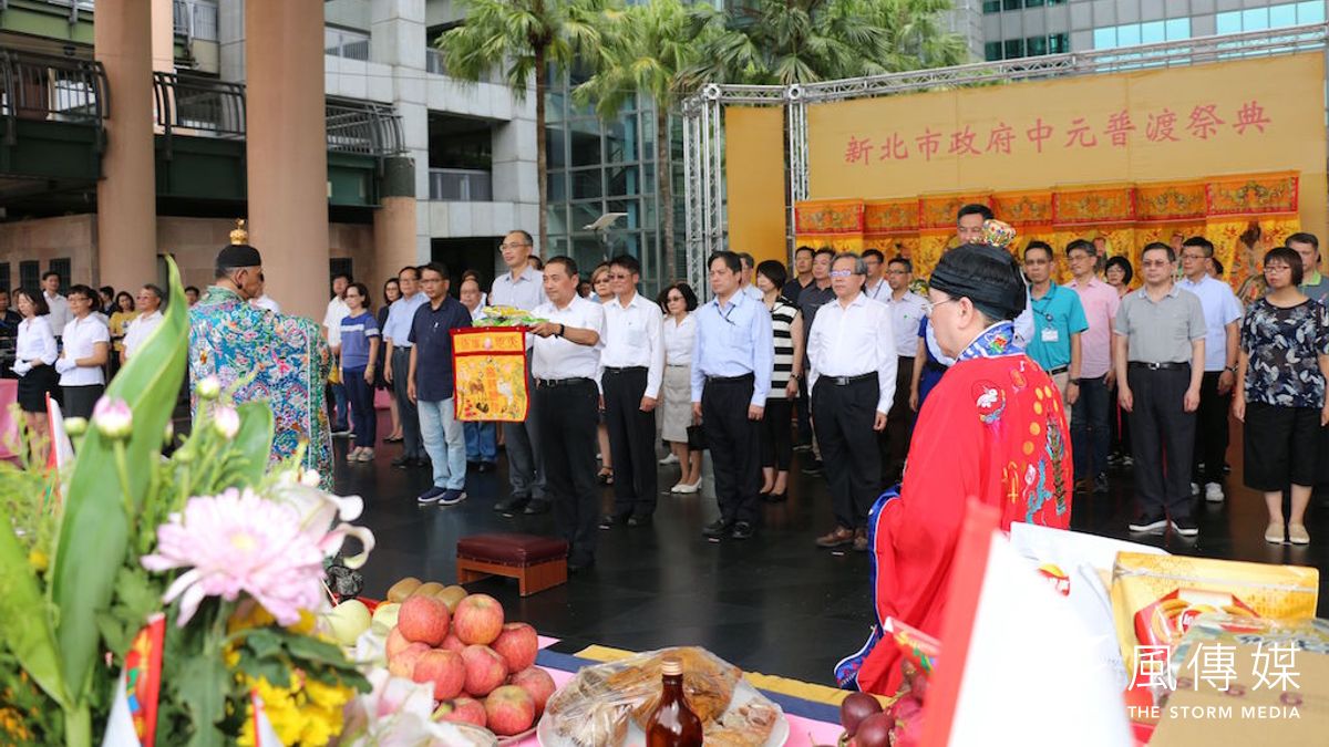 新北市長侯友宜率市府機關首長及員工舉行中元普渡祭典,在三包乖乖上寫下「地牛乖乖不翻身」、「颱風乖乖不入境」及「風神雷神乖乖不吵架」,為市民祈福。(圖/李梅瑛攝) 新北市長侯友宜率市府機關首長及員工舉行中元普渡祭典,在三包乖乖上寫下「地牛乖乖不翻身」、「颱風乖乖不入境」及「風神雷神乖乖不吵架」,為市民祈福。(圖/李梅瑛攝)
