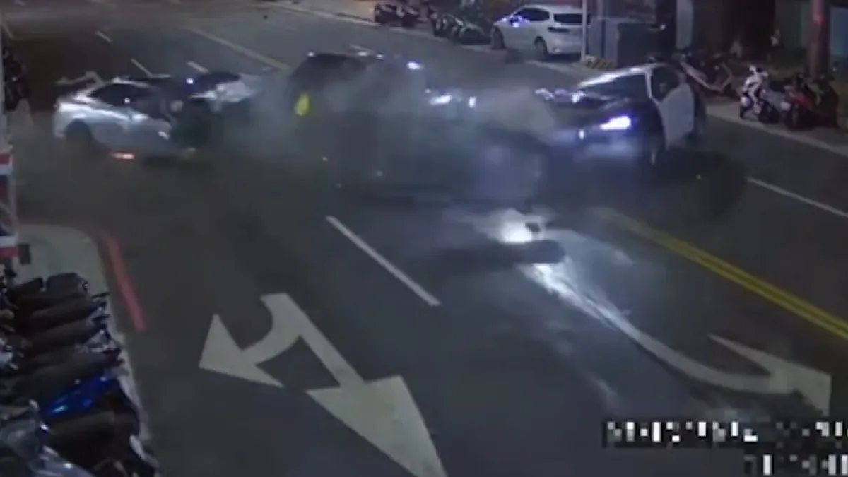 肇事駕駛逆向高速撞向正在停等紅燈的警車和多元計程車。(圖/翻攝自記者爆料網)