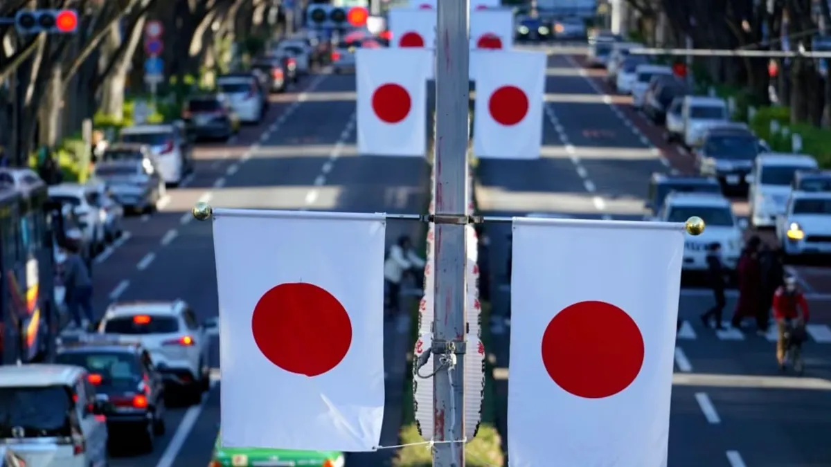 日本東京商業街懸掛著國旗。(美聯社) 日本東京商業街懸掛著國旗。(美聯社)