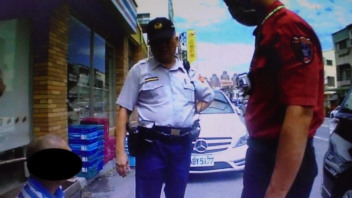 失智翁出門買東西迷途 熱心警協助返家 失智翁出門買東西迷途 熱心警協助返家