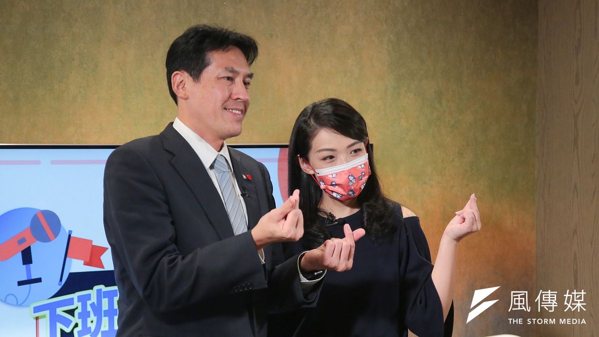 民眾黨新竹市長參選人高虹安(右)3日出席黃暐瀚「下班瀚你聊」政論節目。(顏麟宇攝) 民眾黨新竹市長參選人高虹安(右)3日出席黃暐瀚「下班瀚你聊」政論節目。(顏麟宇攝)