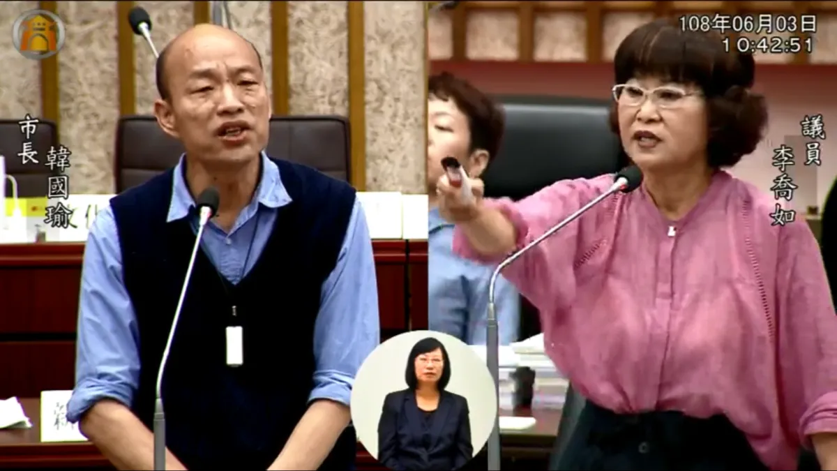 高雄市長韓國瑜(左)3日出席市政總質詢,民進黨議員李喬如(右)如連珠砲激烈質詢,現場火藥味十足。(取自高雄市議會臉書直播影片)