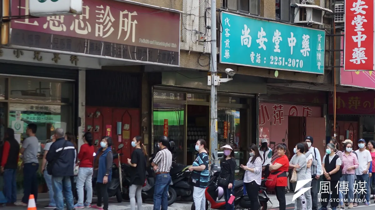 作者建議,民眾可以善用在藥局外排隊買口罩的時間閱讀書籍。(資料照,盧逸峰攝)