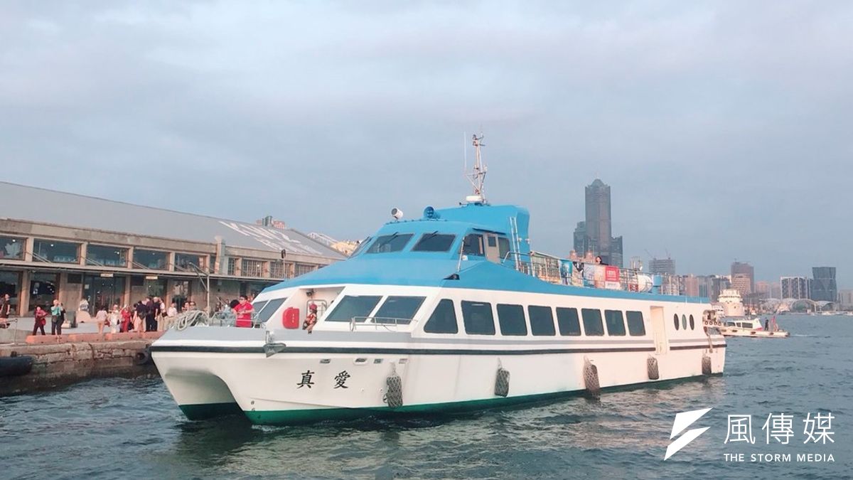 高雄市輪船公司推出每週定期遊港航班,帶民眾一同搭乘遊港輪探索高雄港亞洲新灣區。(圖/徐炳文攝) 高雄市輪船公司推出每週定期遊港航班,帶民眾一同搭乘遊港輪探索高雄港亞洲新灣區。(圖/徐炳文攝)