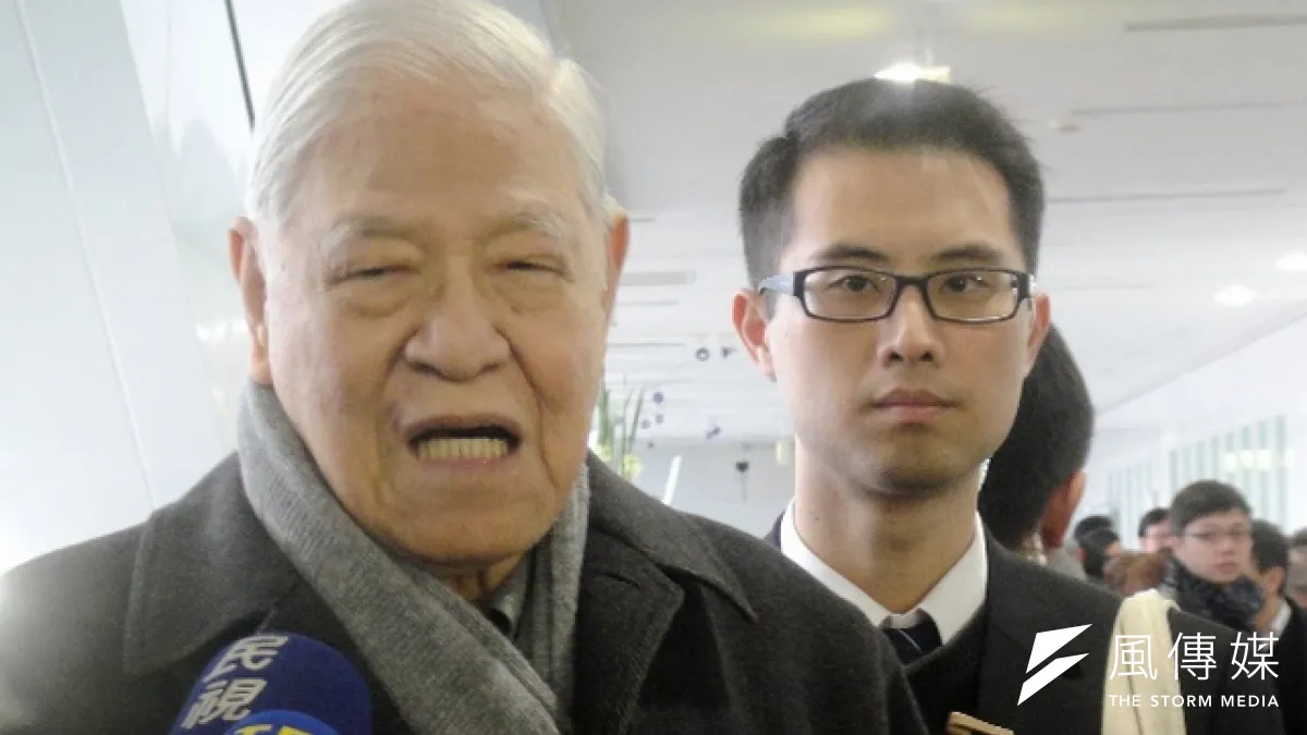 前總統李登輝15日下午受訪時表示,民進黨要選新任主席,沒有私心最重要。(王立柔攝)