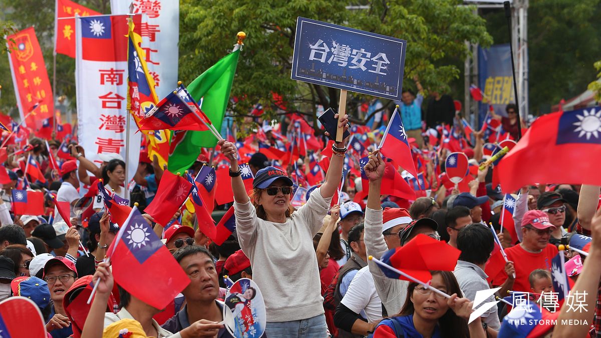 高雄市長韓國瑜因帶職參選總統惹來批評,挺、罷韓遊行昨(21)日同時在高雄雙雙登場,罷韓主辦單位聲稱到場人數高達50萬人,挺韓方則是宣稱有35萬人,造成各界激起「實際人數」論戰。圖為挺韓遊行。(資料照,顏麟宇攝) 高雄市長韓國瑜因帶職參選總統惹來批評,挺、罷韓遊行昨(21)日同時在高雄雙雙登場,罷韓主辦單位聲稱到場人數高達50萬人,挺韓方則是宣稱有35萬人,造成各界激起「實際人數」論戰。圖為挺韓遊行。(資料照,顏麟宇攝)