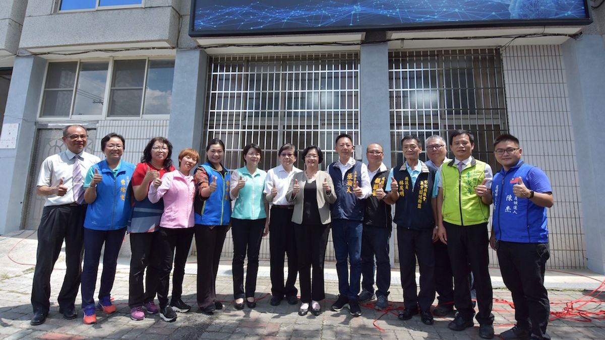 彰化縣花壇國中成立全國第一所以「AI人工智慧」與「IoT物聯網」的「AIoT智慧聯網教育中心」,由縣長王惠美親自主持揭幕儀式。(圖/彰化縣政府提供) 彰化縣花壇國中成立全國第一所以「AI人工智慧」與「IoT物聯網」的「AIoT智慧聯網教育中心」,由縣長王惠美親自主持揭幕儀式。(圖/彰化縣政府提供)