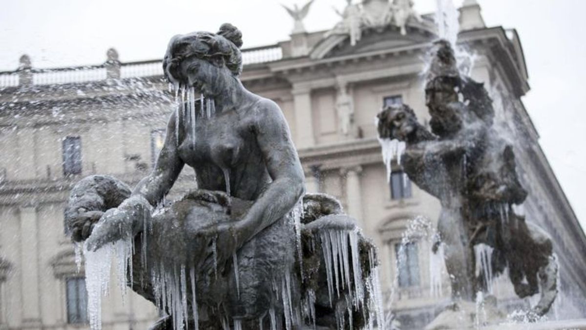 義大利首都羅馬的共和國廣場上的噴泉結冰。(BBC中文網) 義大利首都羅馬的共和國廣場上的噴泉結冰。(BBC中文網)