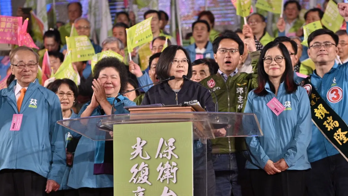 大選最後一夜,總統蔡英文(左三)在晚會上呼籲高雄人把憤怒化為選票。(蔡英文高雄競選總部提供)