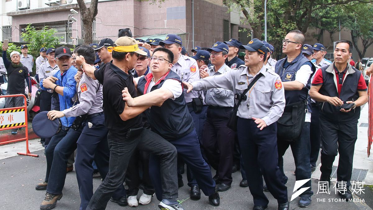 年金改革造成正反兩方針論不休,反年改團體先前也在立法院前抗議。(資料照,陳明仁攝) 年金改革造成正反兩方針論不休,反年改團體先前也在立法院前抗議。(資料照,陳明仁攝)