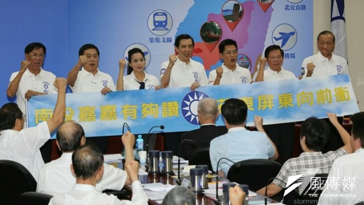 國民黨中常會上,安排6名縣市長參選人聯合造勢。左起林明溱、翁重鈞、陳以真、馬英九、黃健庭、簡太郎與蔡啟塔。(余志偉攝) 國民黨中常會上,安排6名縣市長參選人聯合造勢。左起林明溱、翁重鈞、陳以真、馬英九、黃健庭、簡太郎與蔡啟塔。(余志偉攝)