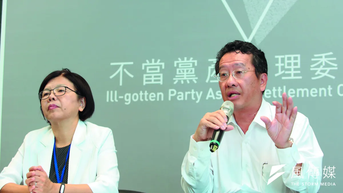 顧立雄(右)把公家機關當律師事務所經營。(郭晉瑋攝)