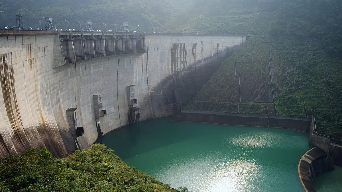 翡翠水庫發電耗水費問題,引發了北市府與中央大戰。(資料照,Peellden@Wikipedia / CC BY 3.0)