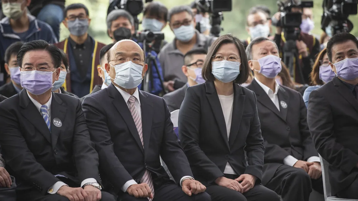 總統蔡英文(右二)與行政院長貞昌(右三)12日出席「Discovery台灣戰疫全紀錄」首映發表記者會時比鄰而坐,蔡英文致詞時強調,兩人關係良好。(總統府提供)