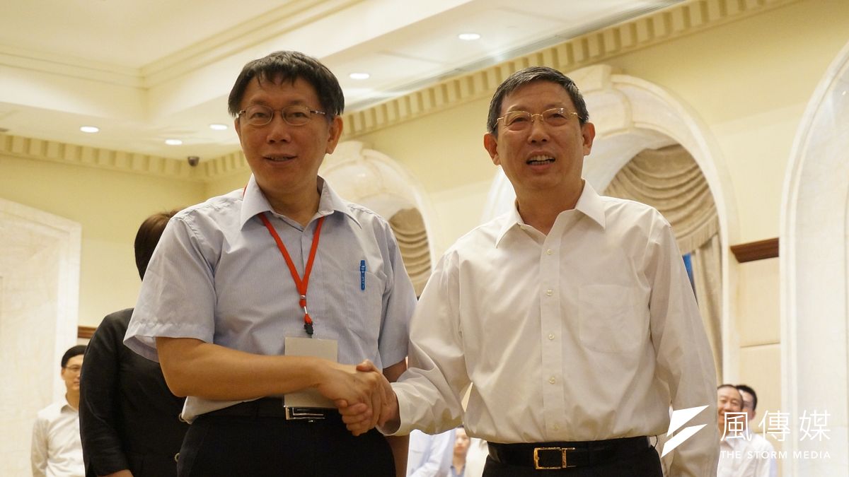 台北市長柯文哲與上海市長楊雄17日首度會面,握手致意。(王彥喬攝) 台北市長柯文哲與上海市長楊雄17日首度會面,握手致意。(王彥喬攝)