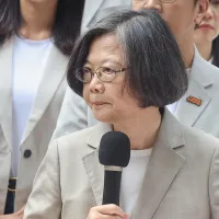 台北政經學院基金會舉行「總統直選30年的回顧與前瞻研討會」,蔡英文表示,真正的民主不是某一個政黨永遠執政,台灣的現在與未來,必須由台灣人民共同決定。圖為蔡英文日前陪同民進黨籍台北市長參選人沈伯洋登記參選。(資料照,柯承惠攝) 台北政經學院基金會舉行「總統直選30年的回顧與前瞻研討會」,蔡英文表示,真正的民主不是某一個政黨永遠執政,台灣的現在與未來,必須由台灣人民共同決定。圖為蔡英文日前陪同民進黨籍台北市長參選人沈伯洋登記參選。(資料照,柯承惠攝)