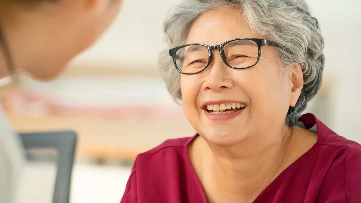 原本應該讓生活更便利的網路通訊,卻未必讓我們與長輩的互動更順暢,反而衍生不少負面狀況與摩擦。(圖/取自xframe)