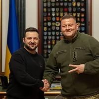 ロシアのリークによれば、米英がウクライナ大統領ゼレンスキー(左)の解任を画策し、後任に駐英ウクライナ大使ザルズニー(右)を予定しているという。(AP通信) ロシアのリークによれば、米英がウクライナ大統領ゼレンスキー(左)の解任を画策し、後任に駐英ウクライナ大使ザルズニー(右)を予定しているという。(AP通信)