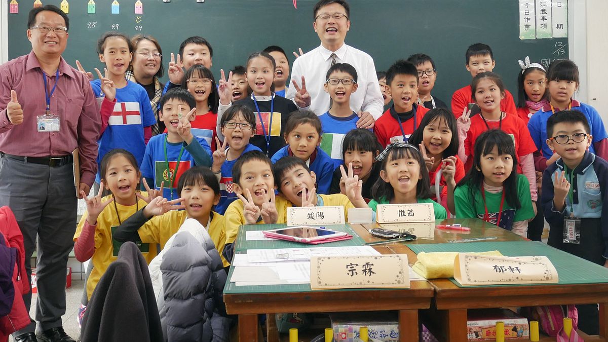 新北教育局長張明文卸下國小教師身份27年後,今(13)日在永平國小進行第一堂數學公開課,成為全國首位完整參與備課、觀課及議課歷程的教育局長,用行動全面推動108新課綱的公開授課。 (圖/新北市教育局提供) 新北教育局長張明文卸下國小教師身份27年後,今(13)日在永平國小進行第一堂數學公開課,成為全國首位完整參與備課、觀課及議課歷程的教育局長,用行動全面推動108新課綱的公開授課。 (圖/新北市教育局提供)