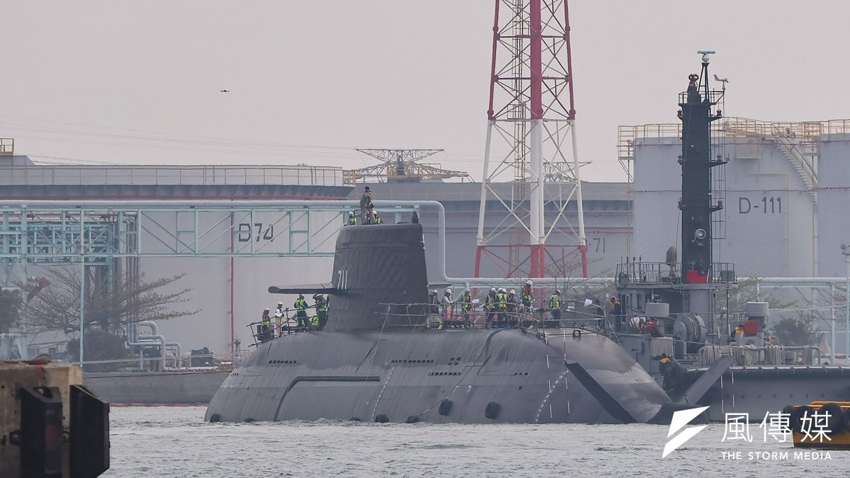 海鯤號潛艦27日由拖船拖離中信八號浮動船塢移至台船乾塢進行傾側試驗,正式泡到海水中。(顏麟宇攝) 海鯤號潛艦27日由拖船拖離中信八號浮動船塢移至台船乾塢進行傾側試驗,正式泡到海水中。(顏麟宇攝)