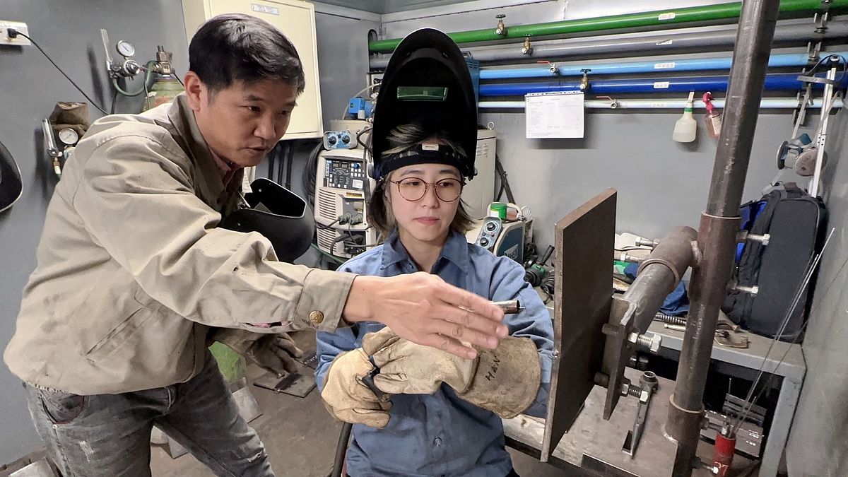 訓練師(左)簡傳恩指導韓克瑄(左)銲接技術。(圖/勞動力發展署桃竹苗分署提供) 訓練師(左)簡傳恩指導韓克瑄(左)銲接技術。(圖/勞動力發展署桃竹苗分署提供)