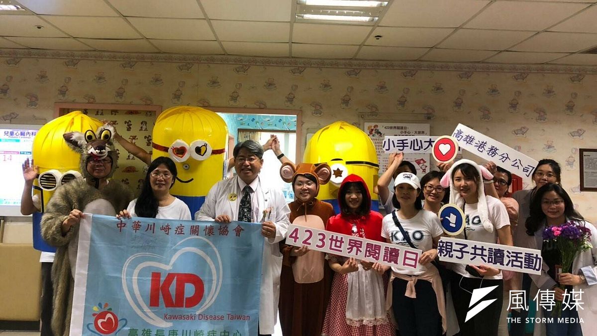 「423世界閱讀日-小手心大世界」親子共讀活動大合影。(圖/徐炳文攝) 「423世界閱讀日-小手心大世界」親子共讀活動大合影。(圖/徐炳文攝)