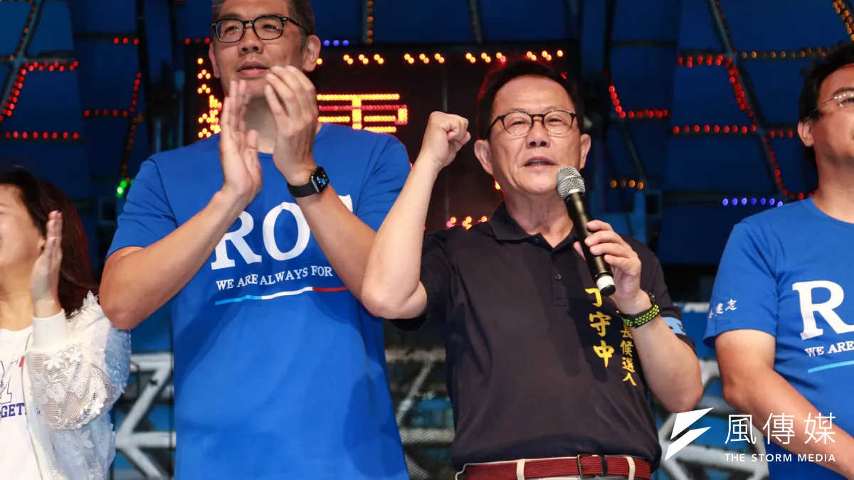 國民黨台北市長參選人丁守中(右)與國民黨中央委員連勝文(左),今(2)日晚上共同出席立法院前舉辦的藍絲帶路跑晚會。(簡必丞攝)