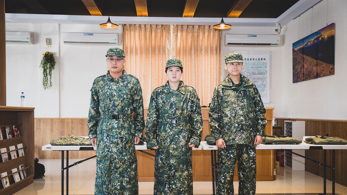 陸軍近期換發新式數位迷彩雨衣供官兵使用,陸軍後勤指揮部今(26)進一步召開記者會,向外界說明新雨衣的細節和用途。(青年日報) 陸軍近期換發新式數位迷彩雨衣供官兵使用,陸軍後勤指揮部今(26)進一步召開記者會,向外界說明新雨衣的細節和用途。(青年日報)