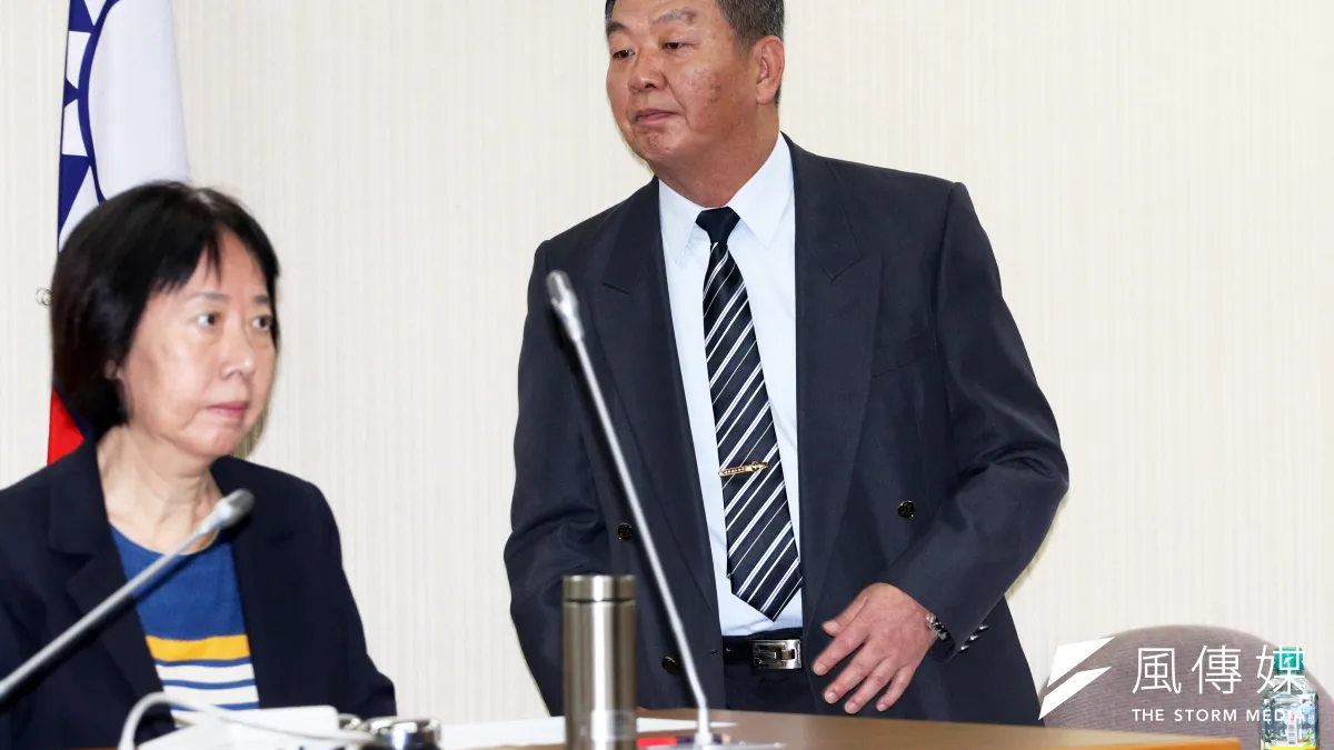 國防部長嚴德發就潛艦國造一事進行專案報告,海軍司令黃曙光上將也以海軍潛艦國造小組召集人的身分罕見與會,受到外界關注。(蘇仲泓攝)