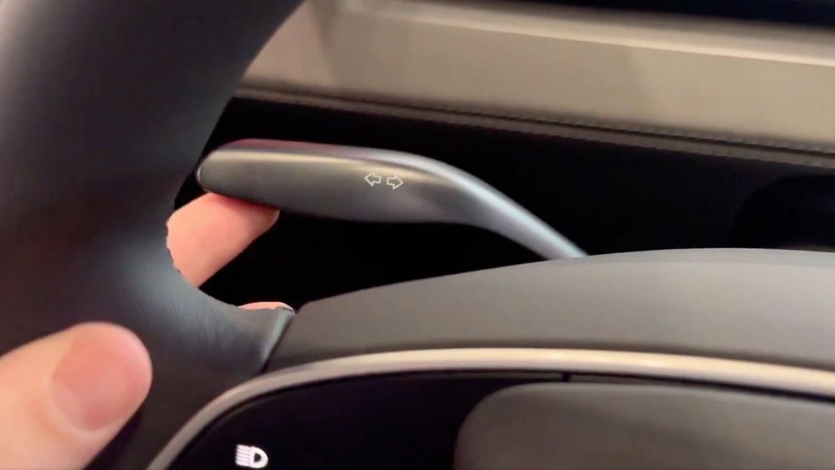 Tesla取消不人性愚蠢的設計,方向燈撥桿將回歸 Tesla取消不人性愚蠢的設計,方向燈撥桿將回歸