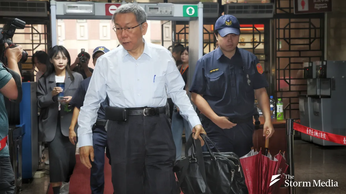 Former Taipei Mayor Ko Wen-je leaves jail after being released on bail of NT$70 million. (Photo / Ko Cheng-hui)