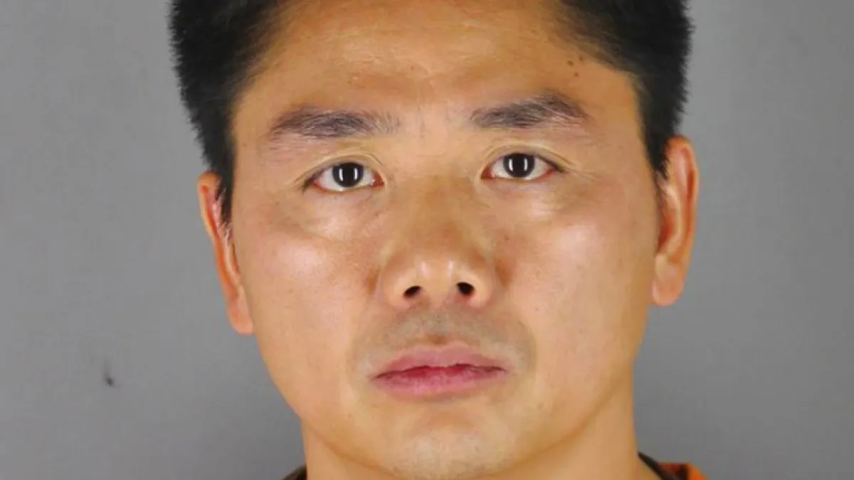 劉強東在美國的被捕檔案照。(美聯社)