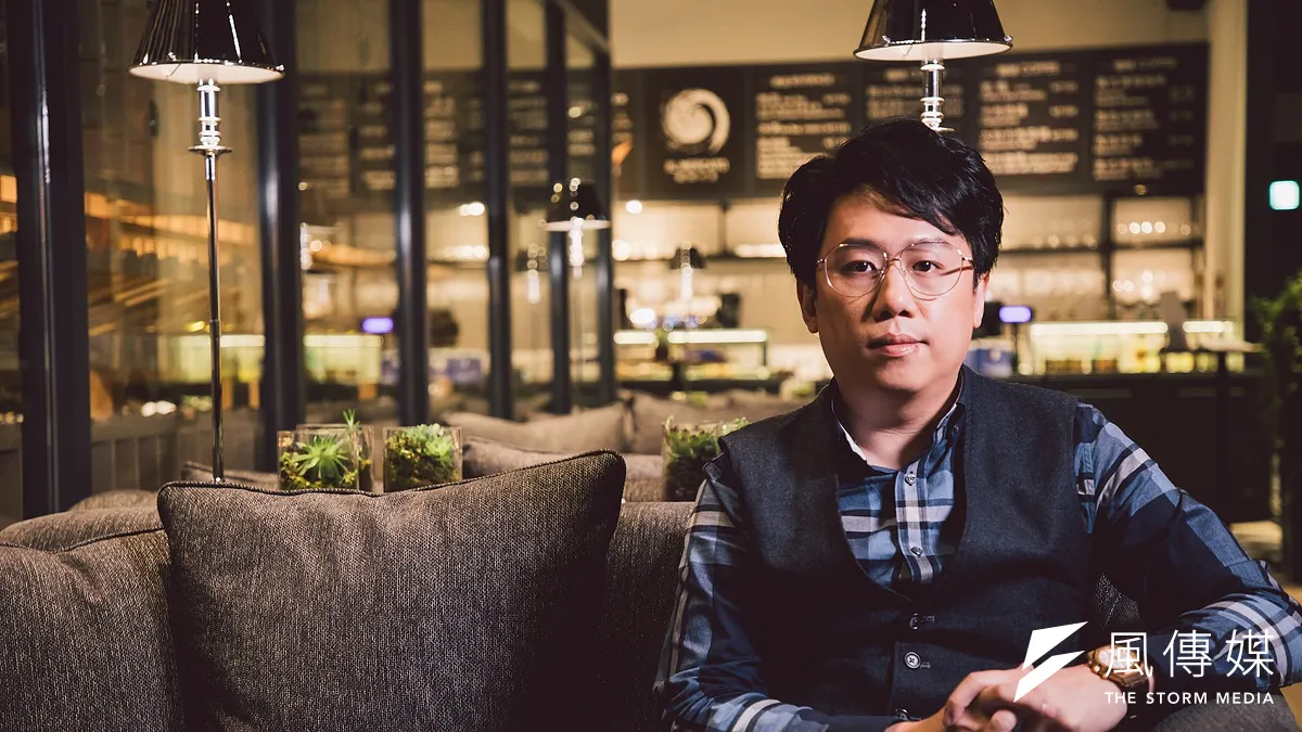 王中丞的設計重視人和環境的關係,了解觀察外部空間必須充分填入室內,透過光影和風感與空間結合的人文精神,創作最適合當下的感官設計。 王中丞的設計重視人和環境的關係,了解觀察外部空間必須充分填入室內,透過光影和風感與空間結合的人文精神,創作最適合當下的感官設計。