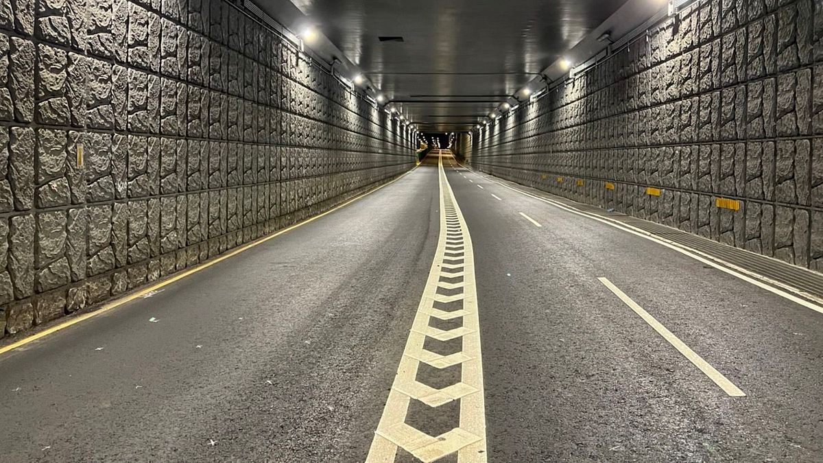 中和區新北環快穿越秀朗橋車行地下道照明改善後採用LED燈具搭配智能隧道照明控制系統,可依白天、晝夜地下道外部亮度即時調整照度。(圖/新北市工務局提供) 中和區新北環快穿越秀朗橋車行地下道照明改善後採用LED燈具搭配智能隧道照明控制系統,可依白天、晝夜地下道外部亮度即時調整照度。(圖/新北市工務局提供)