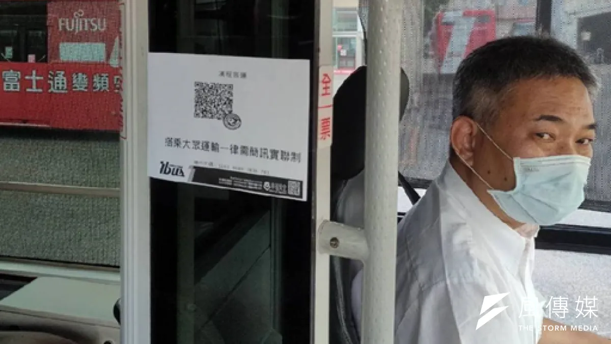隨著科技發展,不少新冠肺炎防疫措施以手機進行,如掃瞄QR CODE進行實聯制。但產生數位落差,高齡者難以使用。(資料照,徐炳文攝)