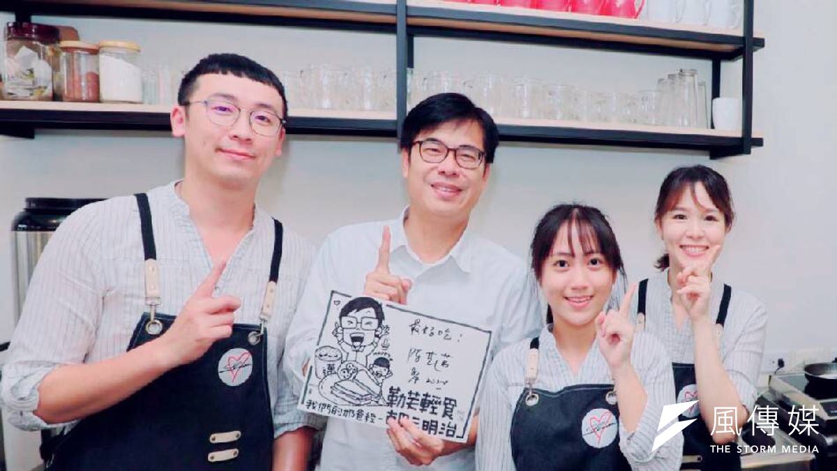 民進黨高雄市長候選人陳其邁今至苓雅區知名古巴三明治店與奶爸們一同享用早午餐、分享育兒經驗,並與年輕店員合影。(圖/徐炳文攝) 民進黨高雄市長候選人陳其邁今至苓雅區知名古巴三明治店與奶爸們一同享用早午餐、分享育兒經驗,並與年輕店員合影。(圖/徐炳文攝)