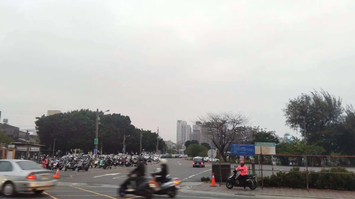台南兵工廠土地,從1997年軍方房舍拆除,一直沒有大規模開發,台南市府辦理市地重劃,配合忠義路北延公園北路工程打通交通瓶頸,並由台南市文化局辦理地上權招商。(取自臉書粉專妳好南搞)