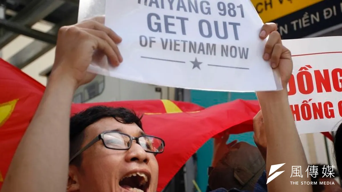 越南民眾抗議中國鑽井平台「海洋石油981」進駐西沙群島海域(美聯社) 越南民眾抗議中國鑽井平台「海洋石油981」進駐西沙群島海域(美聯社)